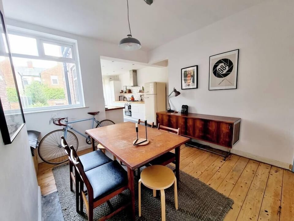 Chorlton High Street is just a 5 to 10 minute walk away with cafes, bars, and independent shops on your doorstep