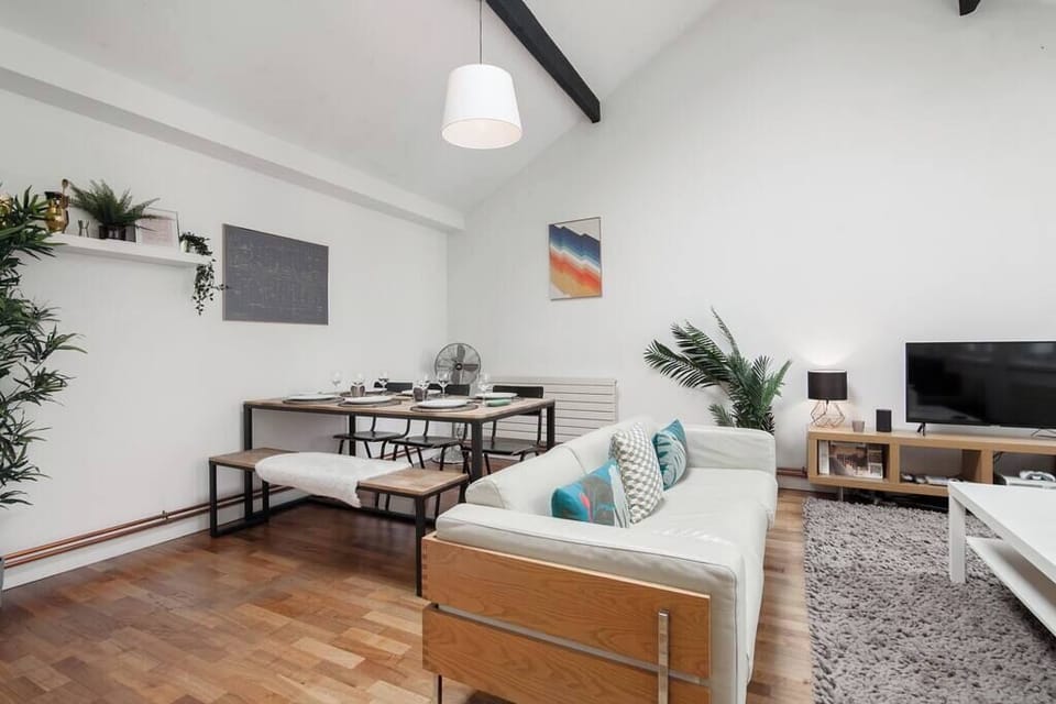Thoughtfully designed interiors with high ceilings and character features make this the perfect city centre retreat