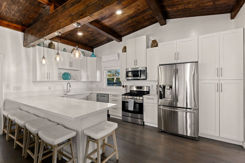 Fully equipped kitchen and breakfast bar