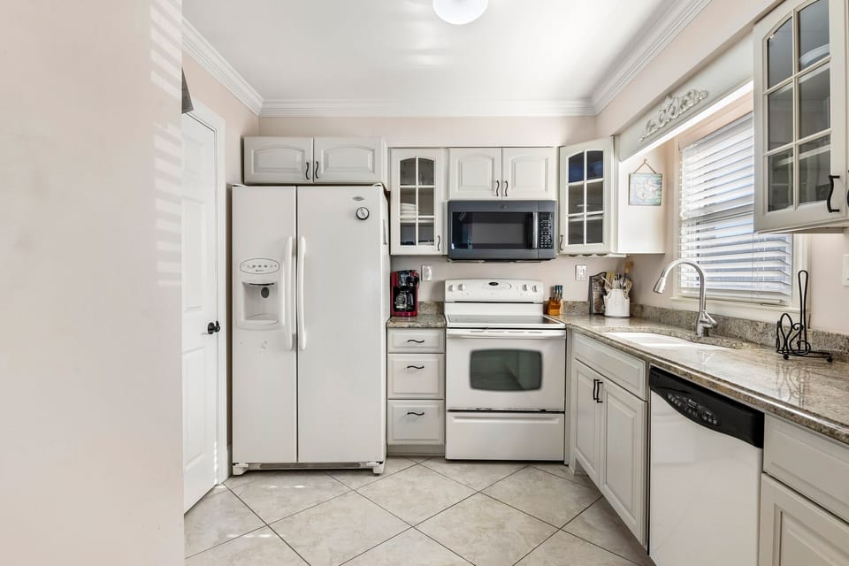 VL6: Life On A Sandbar | Bottom Level Kitchen