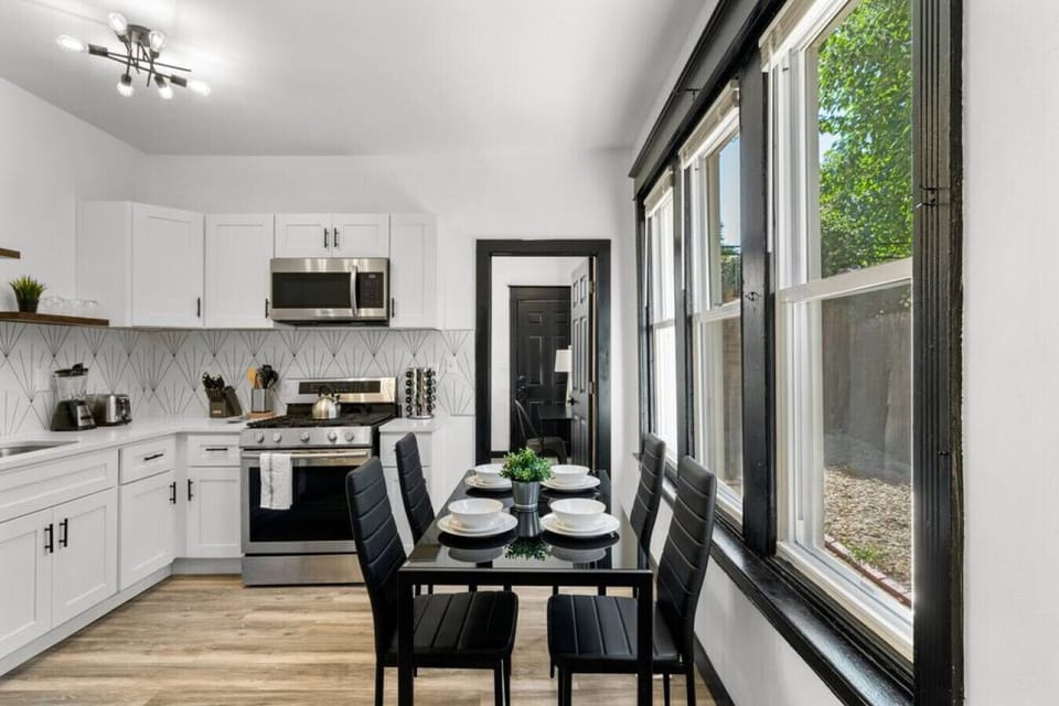 Elevate your Long-Term Stay with our Fully Equipped Kitchen, where culinary delights come to life! Designed for extended comfort, our kitchen provides all the tools you need to create delightful dishes. Enjoy the freedom of cooking during your stay.