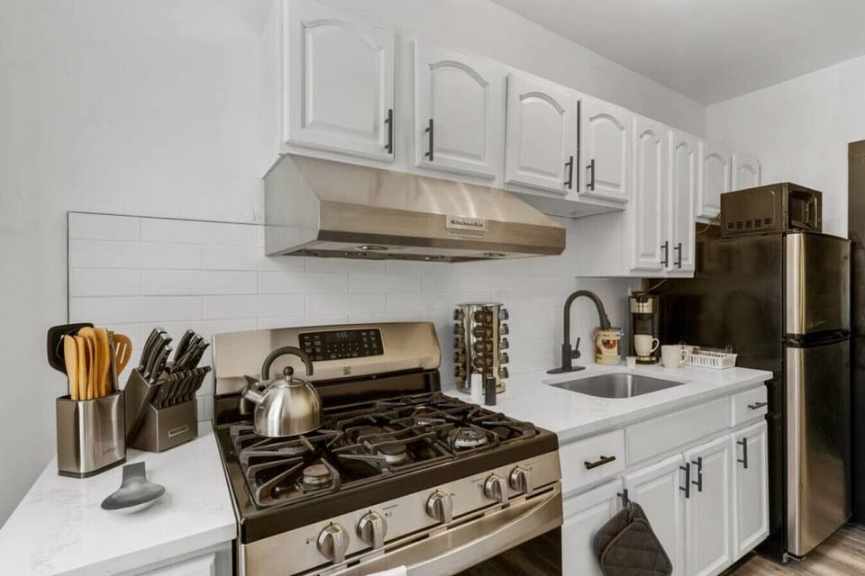 Cook, dine, and unwind in our Fully Equipped Kitchen – the heart of your Long-Term Stay adventure! Ideal for extended stays, our kitchen is designed with all the essentials for a seamless cooking experience.