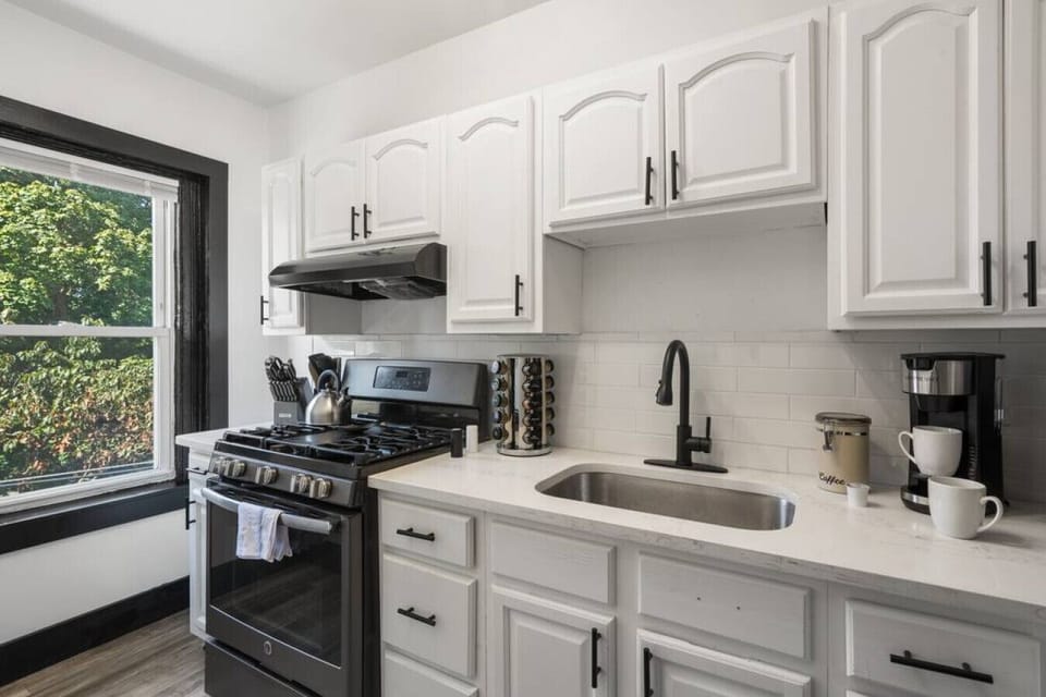 Unleash your inner chef in our Fully Equipped Kitchen – perfect for your Long-Term Stay adventure! From essential appliances to cookware, our kitchen is meticulously prepared to cater to your culinary needs. #LongTermStay #HomeCooking