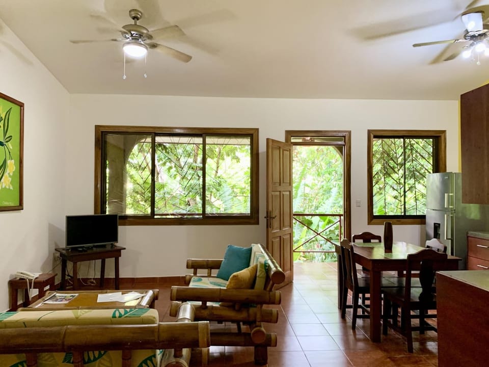 Private Spacious Fully Serviced Apt #6 w/ Pool (1578)