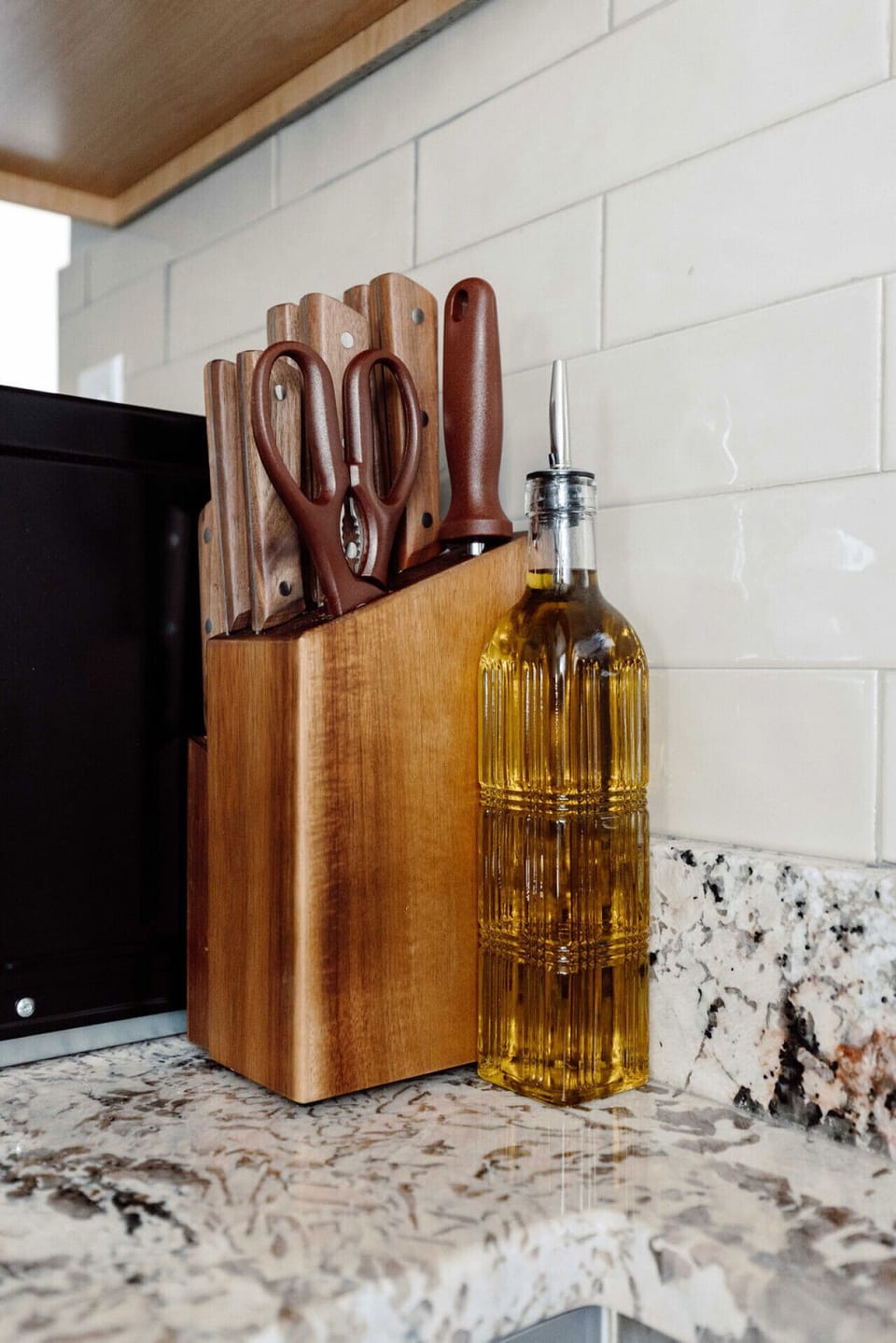 Cook your meals with the provided knife set