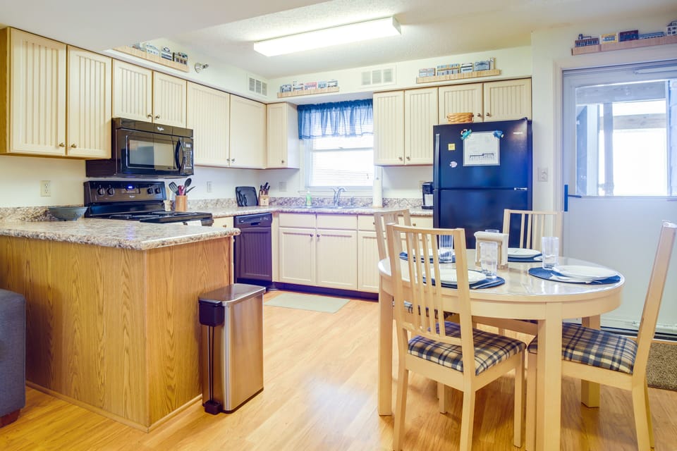 Kitchen | Coffee Maker | Paper Towels/Trash Bags Provided