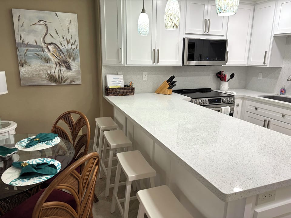 Additional seating for 4 at the breakfast bar.