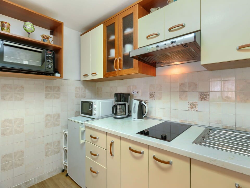 Cabinetry, Countertop, Property, Furniture, Kitchen Appliance, Kitchen Stove, Building, Home Appliance, Interior Design, Kitchen