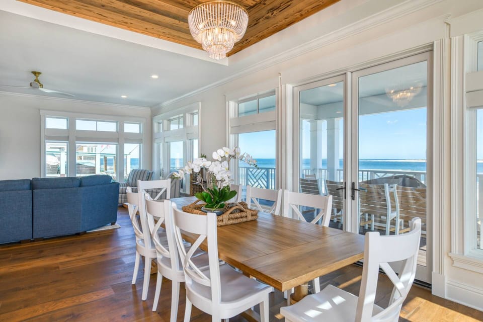 Take in the ocean views as you enjoy a meal together!