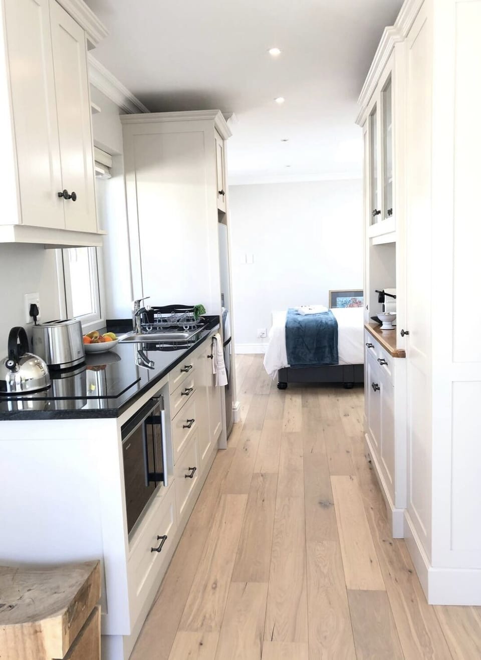 Galley kitchen - convection / microwave oven, 2 plate induction, fridge/freezer