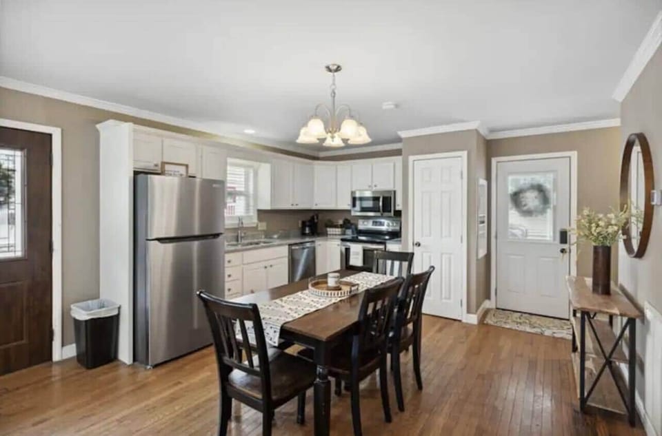 Fully equipped Kitchen and Dining