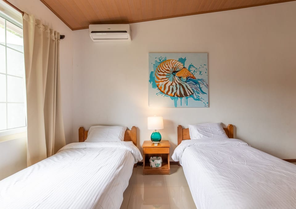 Twin bedroom - upstairs (3)