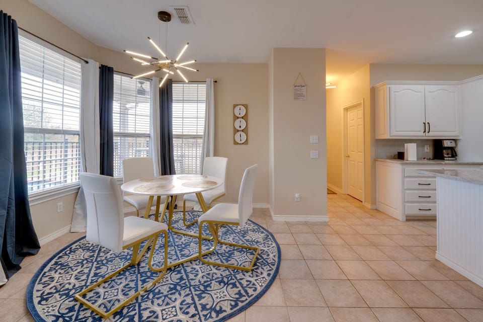 Additional Dining Area | Dishware & Flatware Provided