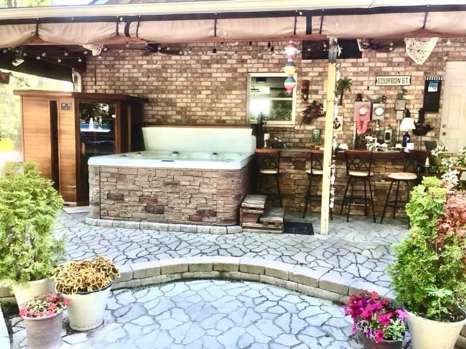 Outdoor spa tub