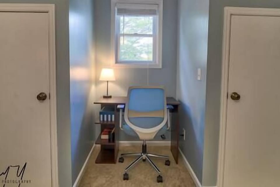 Reading room with tv and office desk (3)