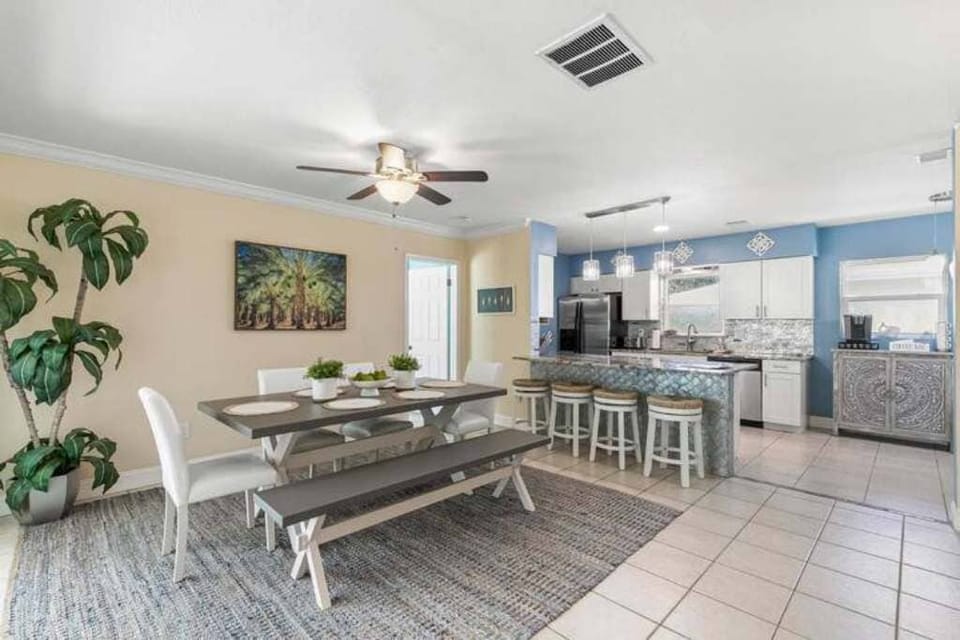 Dining area comforably seats 6 