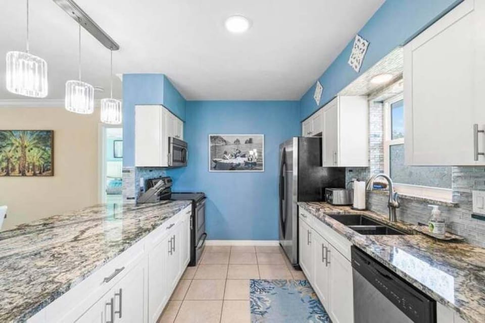 Gorgeous granite countertops. Well equipped kitchen w/stainless steel appliances