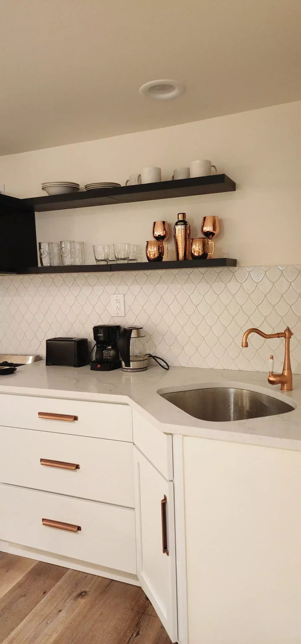 fully stocked kitchen with tea pot, toaster, blender & coffee maker
