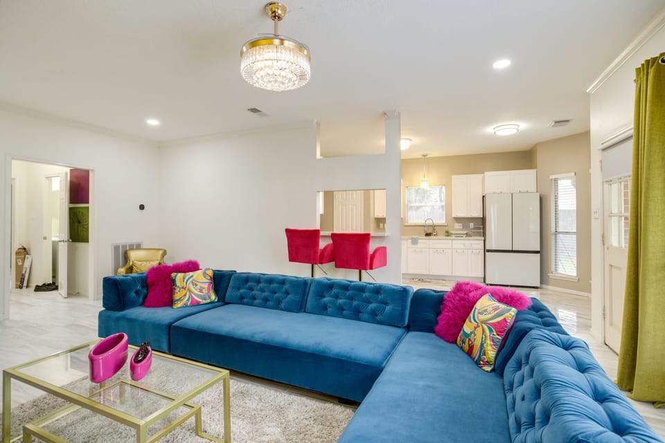 Living Room | Smart TV | Fireplace