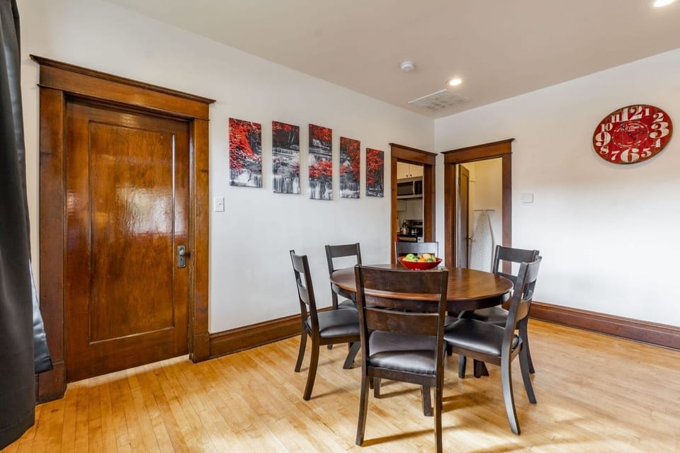 dinning and living room area, seating for 6