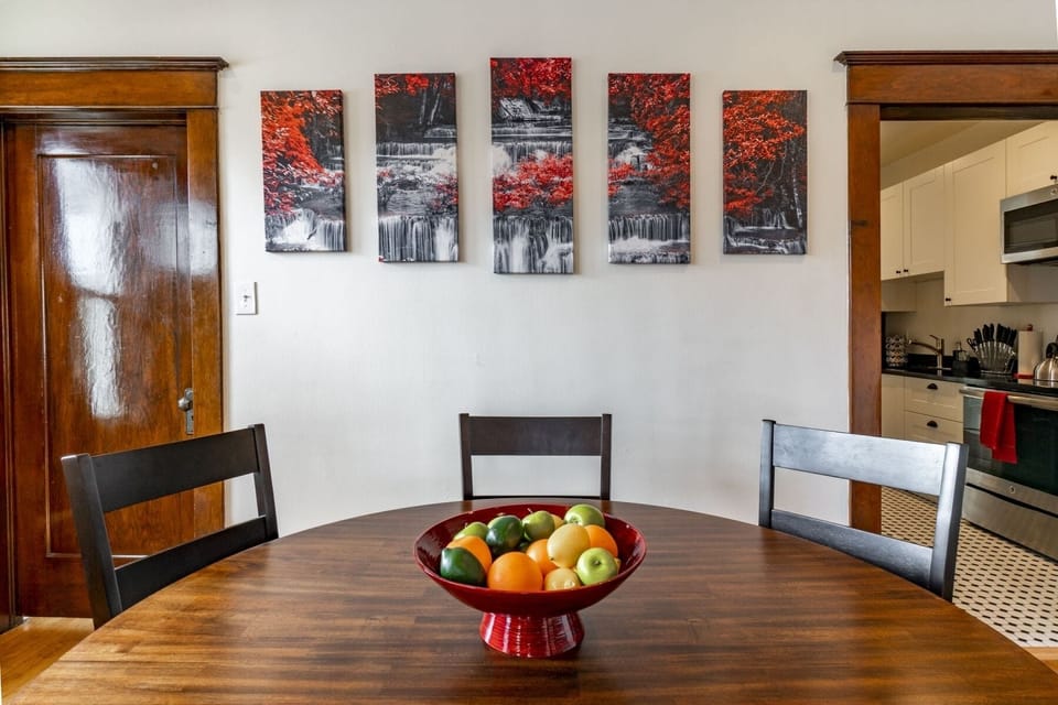 dinning and living room area, seating for 6