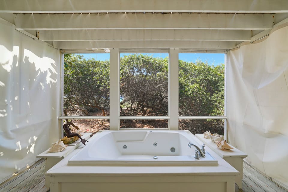 PRIVATE, ENCLOSED PORCH WITH LARGE SOAKING TUB