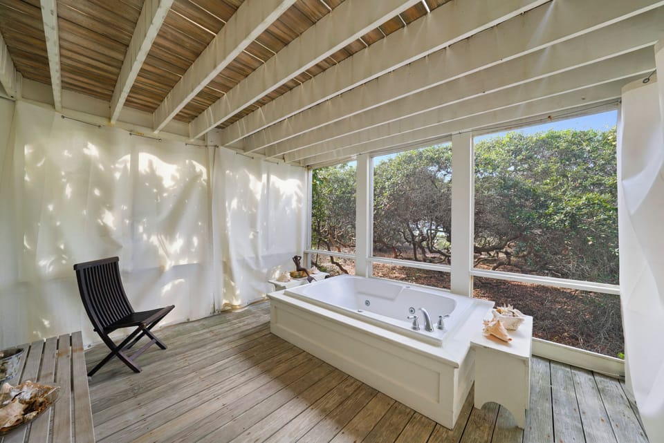 PRIVATE, SCREENED PORCH WITH SEATING AND OUTDOOR TUB