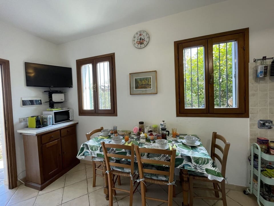 Table, Property, Furniture, Picture Frame, Chair, Window, Wood, Interior Design, Paint