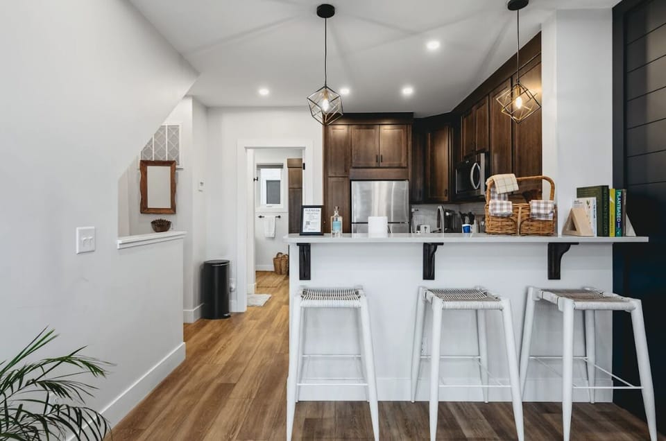 Eat-in peninsula w/ bar stools, perfect for casual breakfasts or evening drinks.