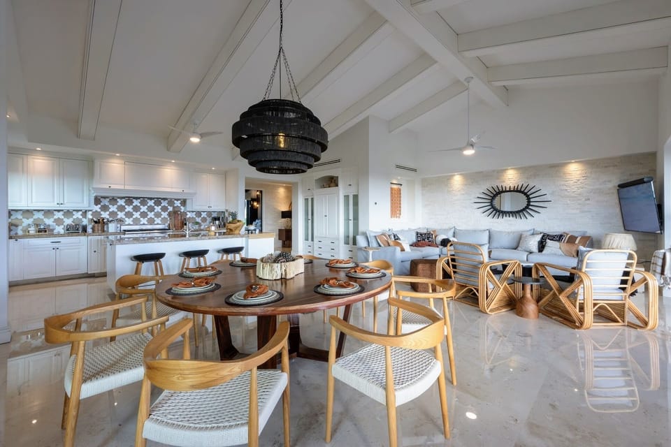 Expansive Open-Plan Space, Expertly Decorated and Designed for Comfort