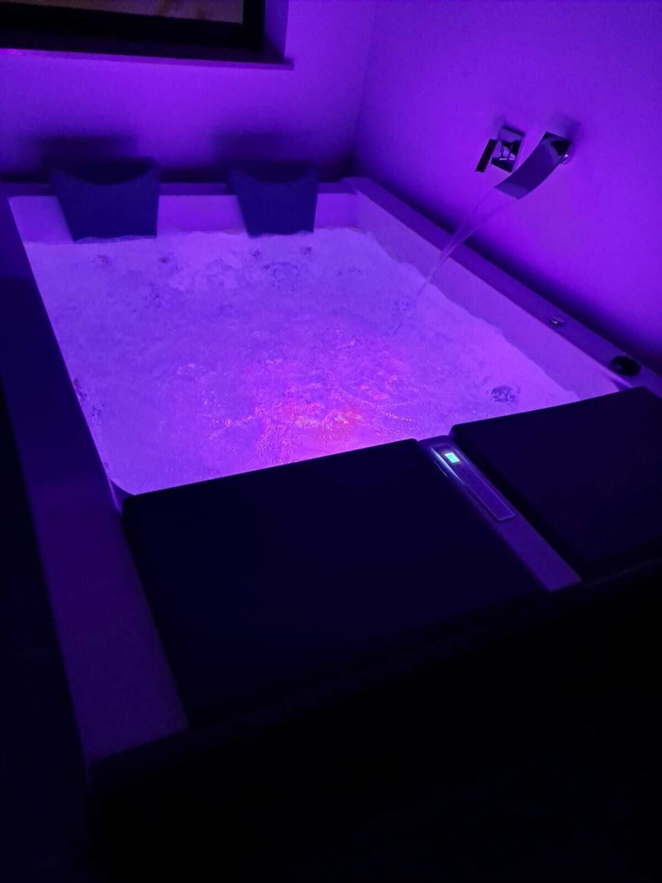 Indoor spa tub