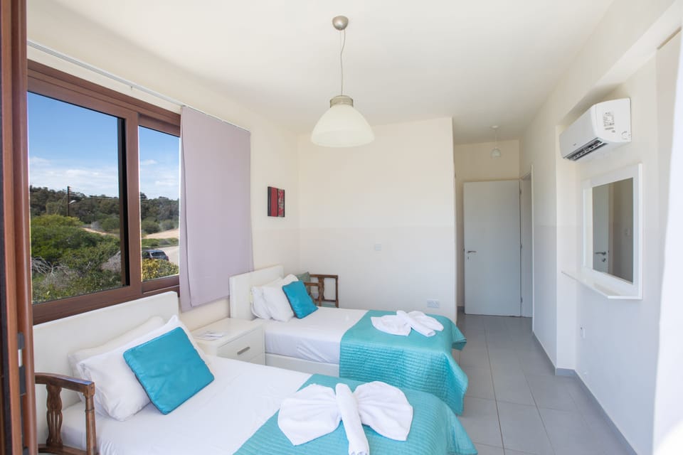 Bedroom 4 with en suite bathroom, two single beds and balcony
