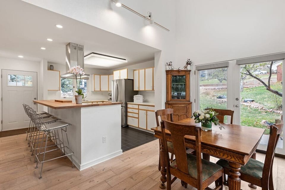 Kitchen/Dining Area
