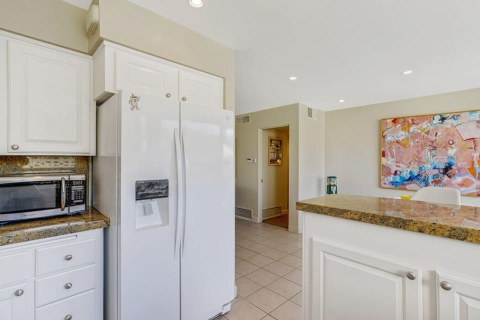 Full size kitchen, microwave