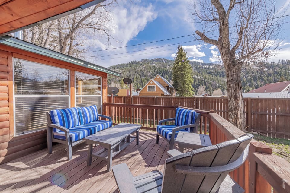 Front patio with beautiful view of the Red River Ski Area! Located right in town.