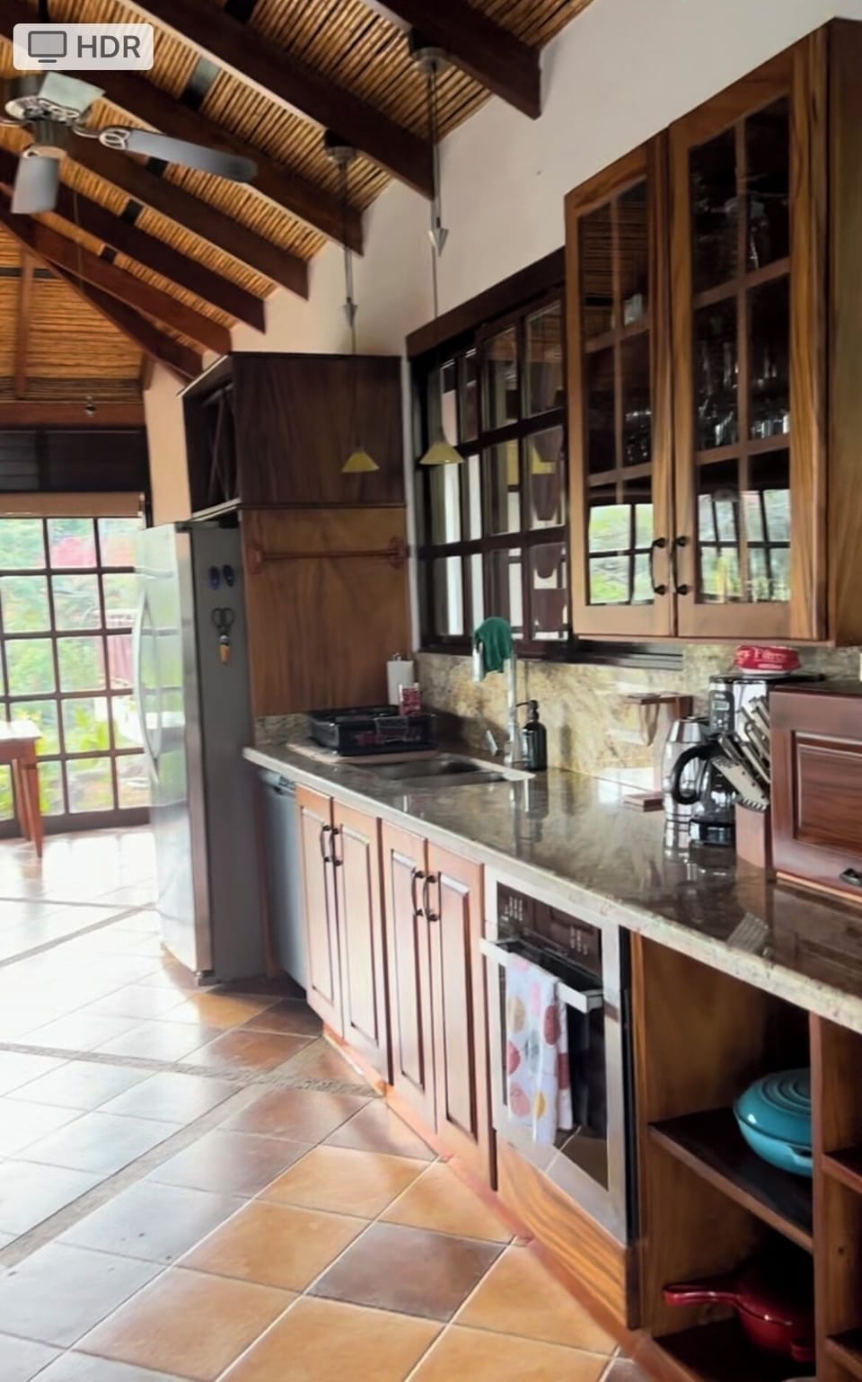 Fully equipped kitchen with dishwasher, oven and lots of appliances!
