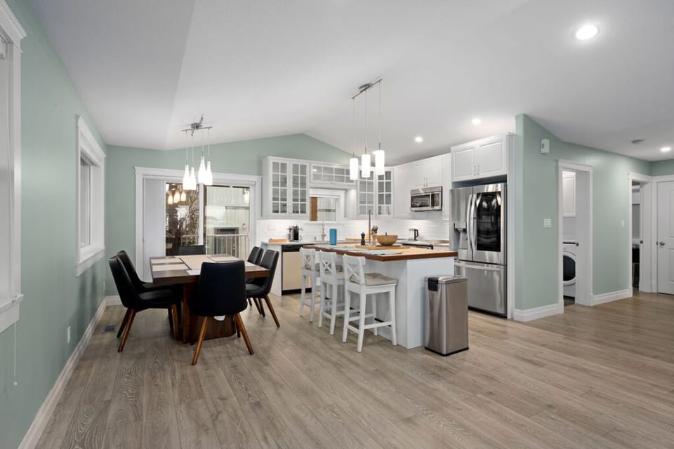 Dining setting for nine people