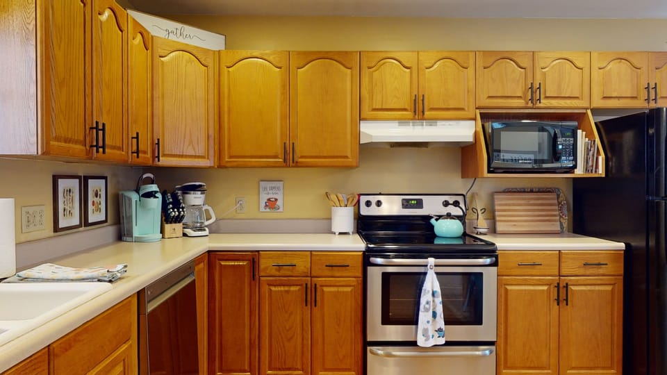Keurig and Pot coffee maker,  Lots of space to move in the kitchen