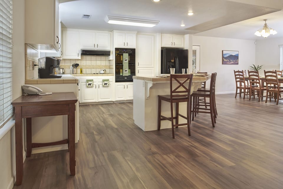 Fully-equipped open kitchen 