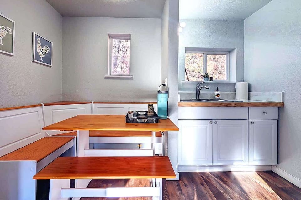  Dining nook and kitchenette detail, useful for coffee, snacks, and simple in-room meals.

