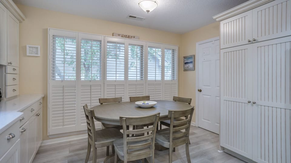 Dining table perfect for 6 people