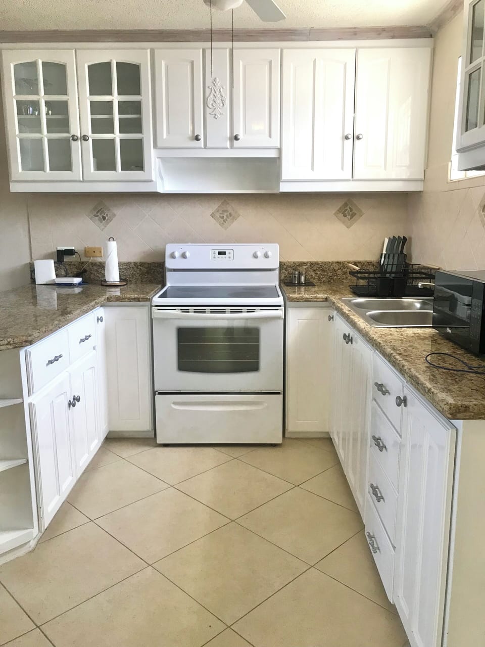 Fully equipped kitchen with fridge freezer and washing machine 