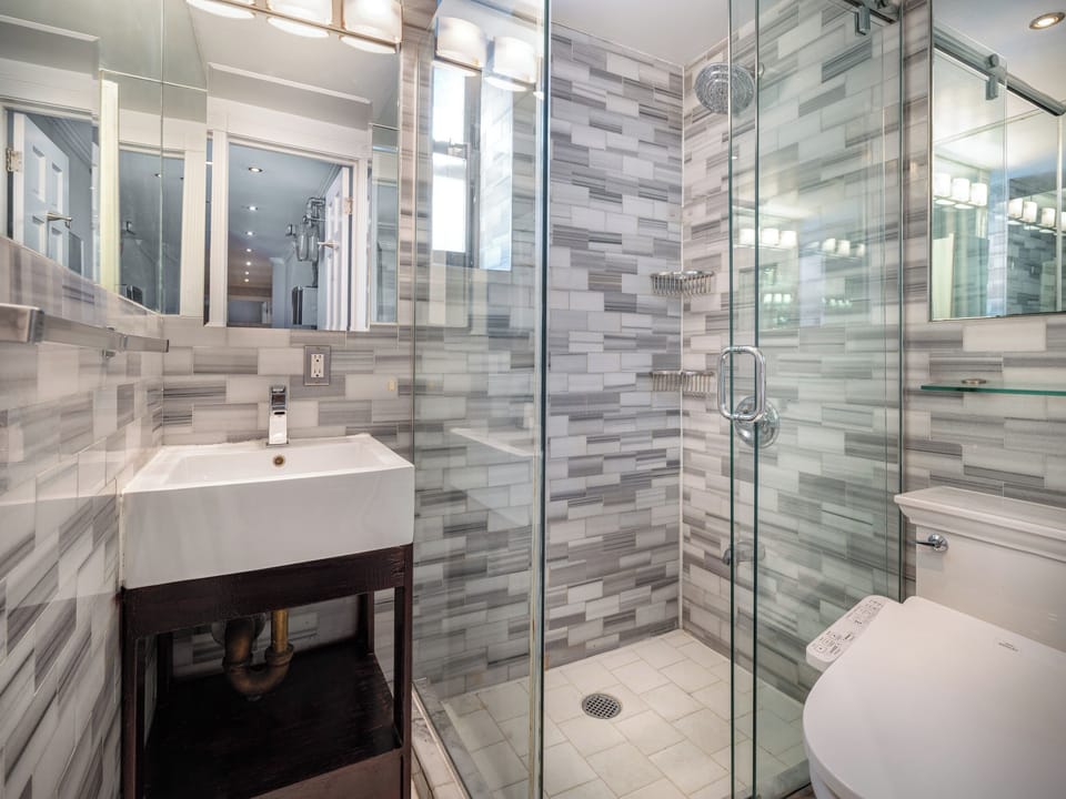 Full sized bathroom w/ Japanese style bidet.