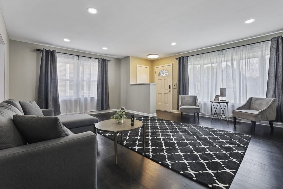 Home Decor, Rug, Furniture, Indoors, Living Room