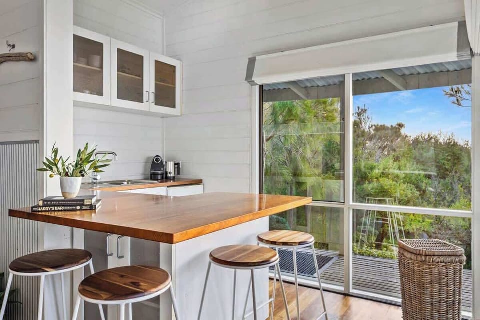 The kitchen and breakfast bar area