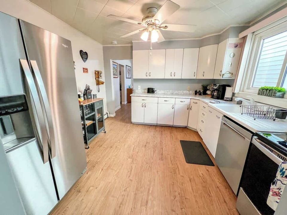 Full kitchen with all the amenities 