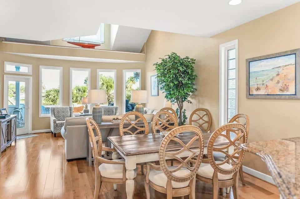 Open concept kitchen and dining area