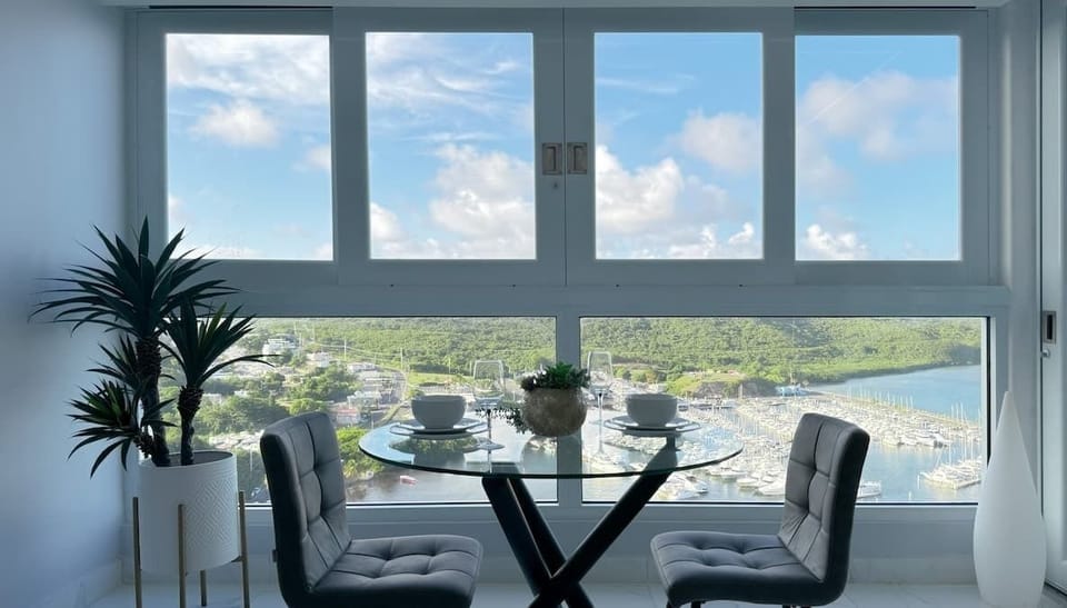 Looking to spend a romantic time with your loved one? WE GOT YOU! Enjoying your meals next to this jaw-dropping view is quite the experience.