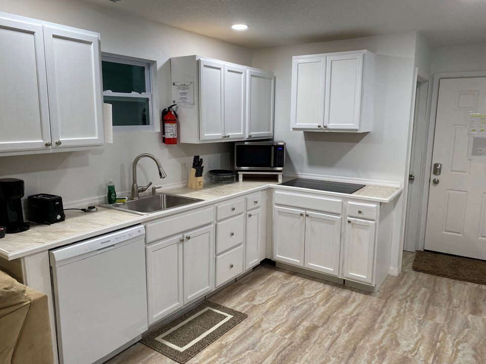 Fully equipped kitchen with dishwasher, microwave/air fryer/convection & cooktop