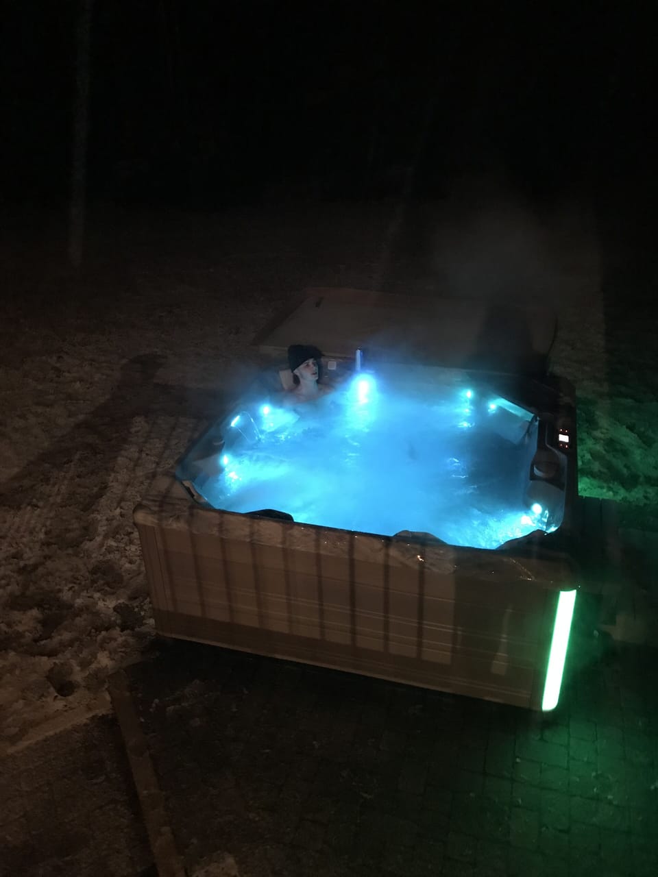 Outdoor spa tub